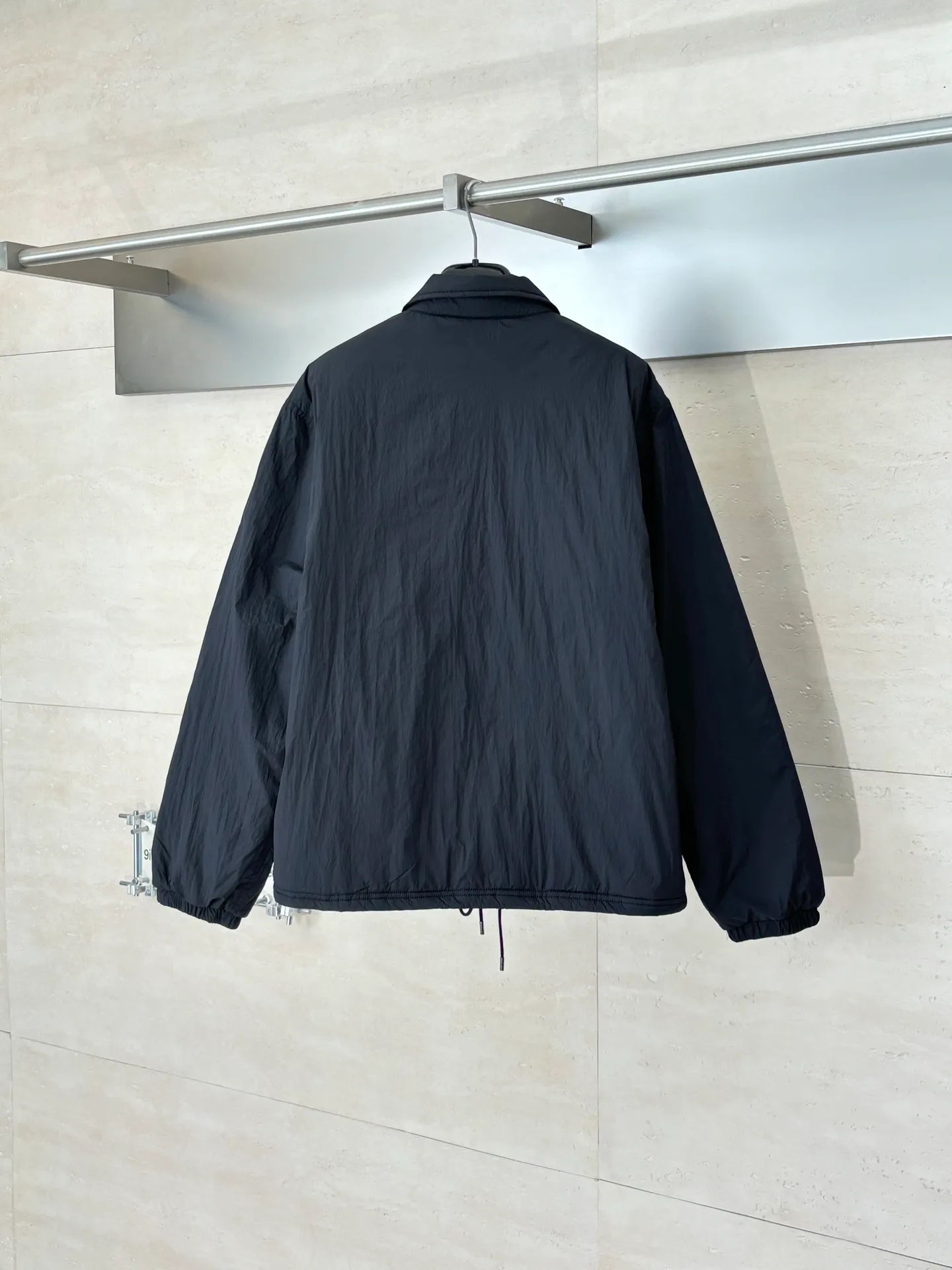 P670 Ralph Laure*/Ralph Lauren 25FW red label thin cotton coach jacket. The surface material is made of high-density nylon taffeta with a density of about 210T-300T. The surface is smooth and slightly matte. It has excellent windproof and waterproof performance (with DWR water-repellent treatment). It has strong wrinkle resistance and is easy to care for. It is in line with the positioning of American casual "durable and practical". Lining: Lightweight cotton-polyester blend lining (65% Polyester + 35% Cotton) Embroidery positioning: Precisely position through the template (12cm from the bottom of the neckline, 8cm from the placket) to ensure left and right symmetry and centering.  Size：S/M/L/XL
